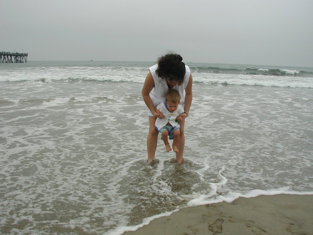 2001/07(July)/Misc/1024x768_2001-07-28-suzi-Chance-beach7.JPG
