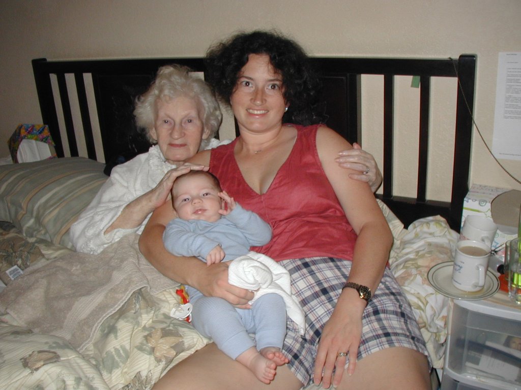 2001/07(July)/Misc/1024x768_2001-7-30-Nana-Dax-Suzi.JPG