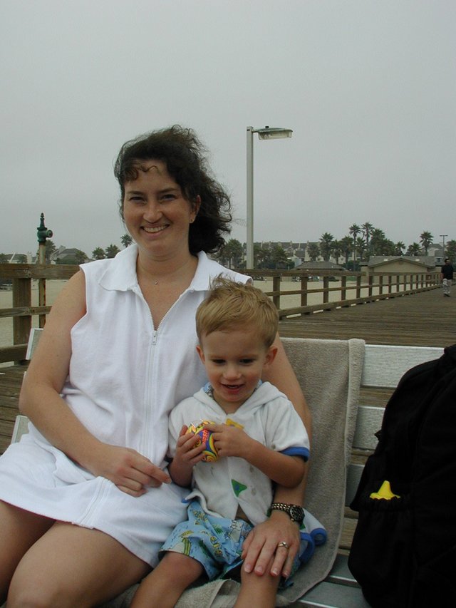 2001/07(July)/Misc/640x480_2001-07-28-Suzi-Chance-pier.JPG