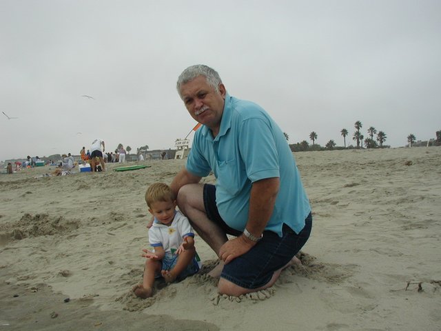 2001/07(July)/Misc/640x480_2001-07-28-grampaHa-Chance-beach4.JPG