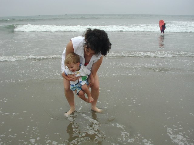 2001-07-28-suzi-Chance-beach5.JPG