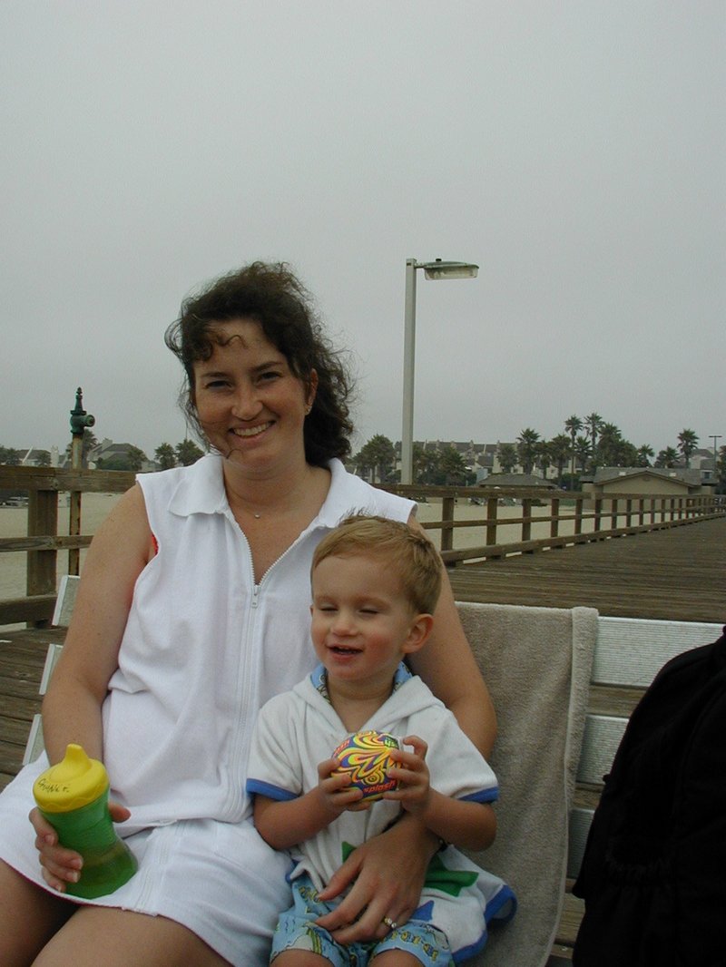 2001/07(July)/Misc/800x600_2001-07-28-Suzi-Chance-pier2.JPG
