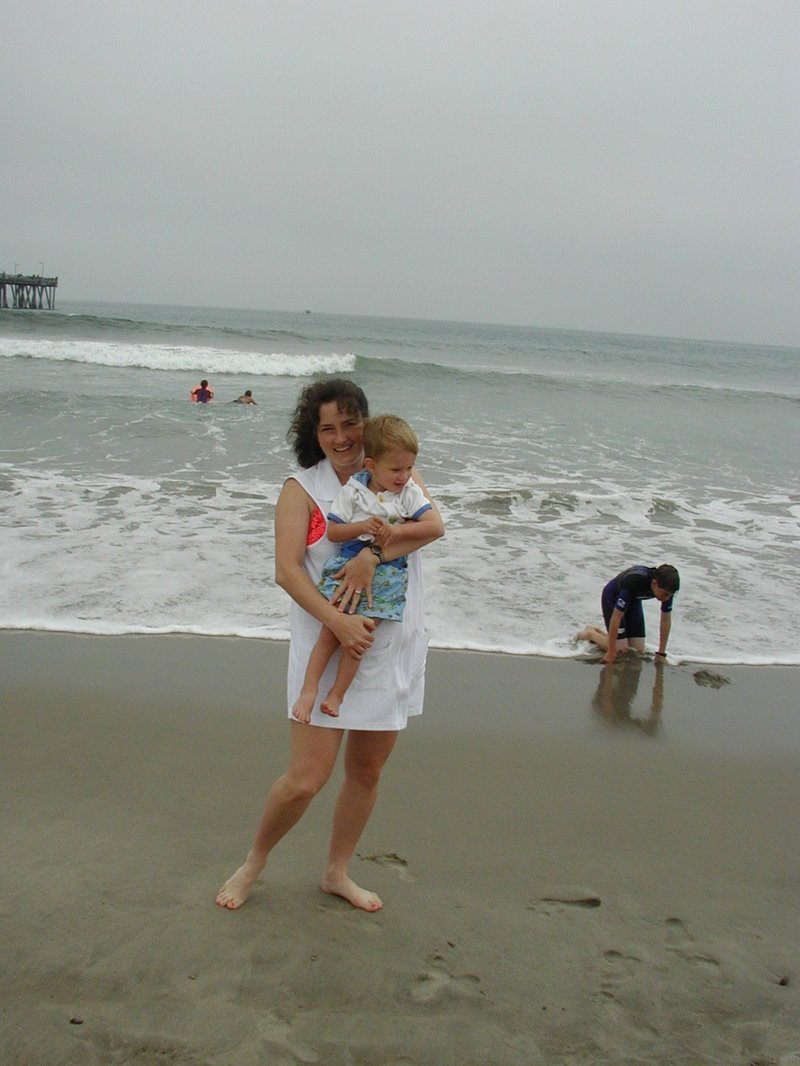 2001/07(July)/Misc/800x600_2001-07-28-suzi-Chance-beach3.JPG