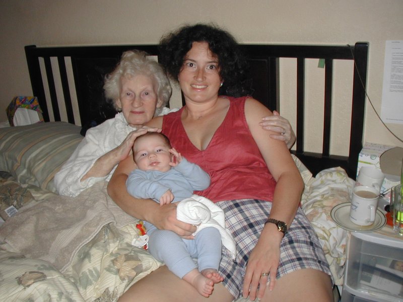 2001/07(July)/Misc/800x600_2001-7-30-Nana-Dax-Suzi.JPG