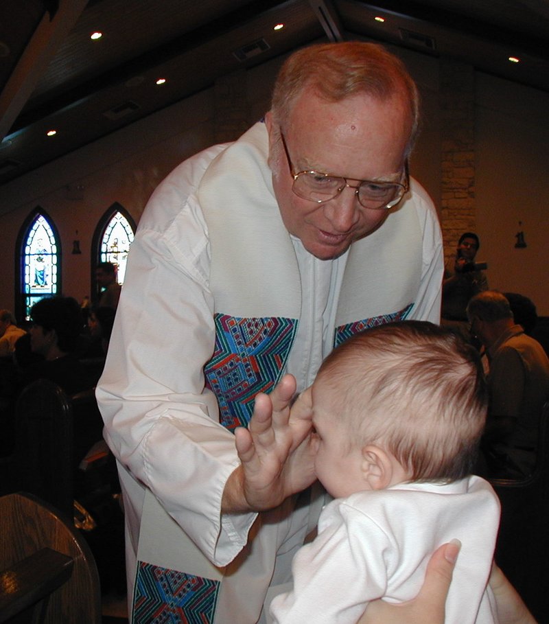 2001/08(August)/Dax-Baptism/800x600_2001-08-18-Dax-Baptism-20-FatherTom-Dax.JPG