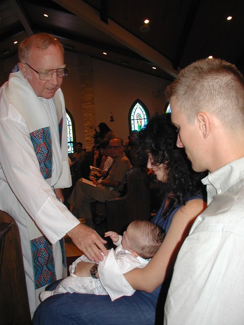 2001/08(August)/Dax-Baptism/800x600_2001-08-18-Dax-Baptism-31--FatherTom-Dax-Suzi-Travis.JPG
