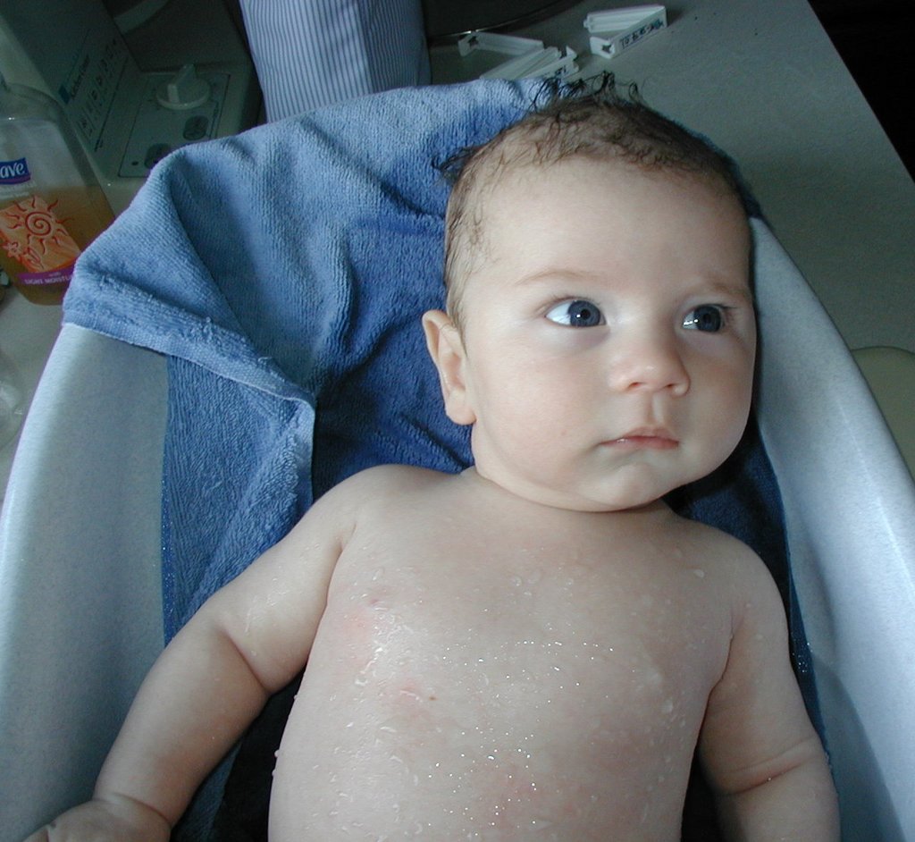 2001/08(August)/Misc/2001-08-04-Dax-Bath.JPG