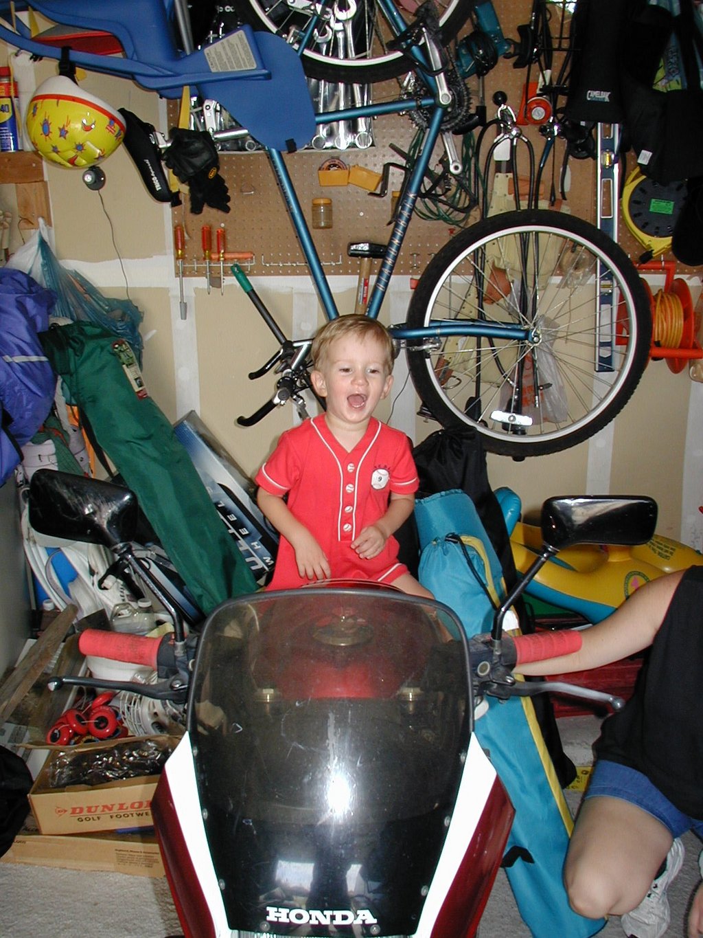 2001/08(August)/Misc/1024x768_2001-08-14-07-Chance-on-motorcycle.JPG