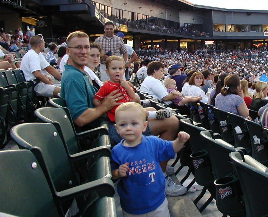 2001/08(August)/Misc/1024x768_2001-08-14-11-RoundRock-Express-Travis-Suzi-Chance-Vale.JPG
