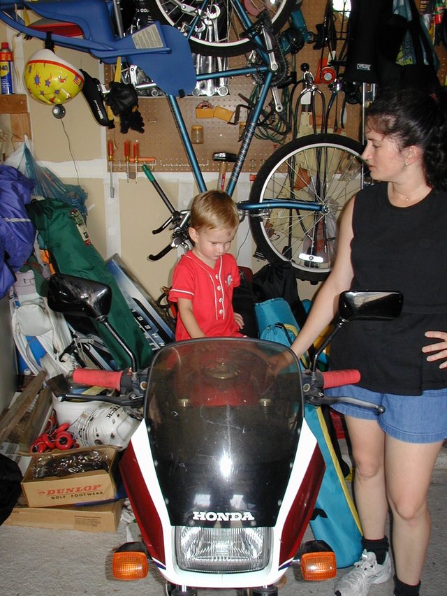 2001/08(August)/Misc/640x480_2001-08-14-09-Chance-on-motorcycle.JPG