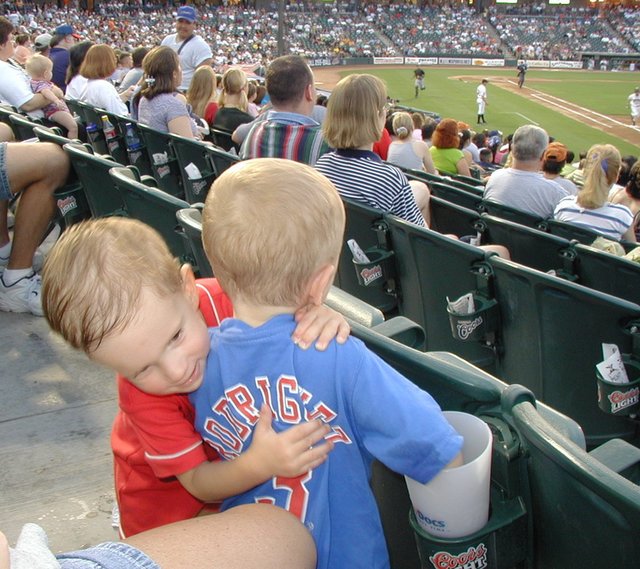 2001/08(August)/Misc/640x480_2001-08-14-13-RoundRock-Express-Chance-Vale.JPG