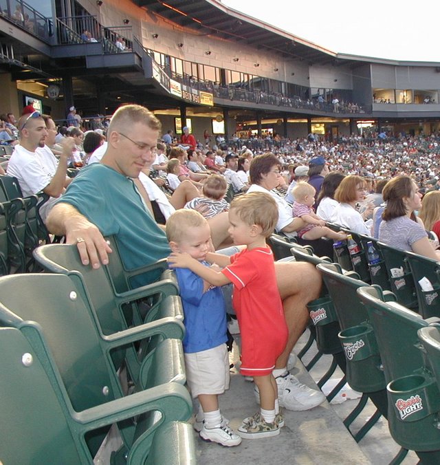 2001/08(August)/Misc/640x480_2001-08-14-14-RoundRock-Express-Travis-Chance-Vale.JPG