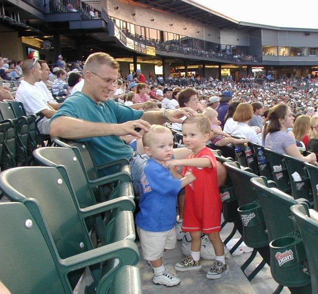2001/08(August)/Misc/640x480_2001-08-14-15-RoundRock-Express-Travis-Chance-Vale.JPG