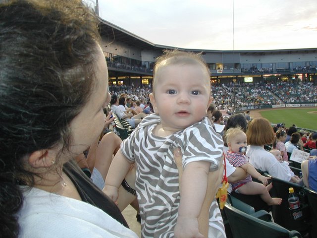 2001/08(August)/Misc/640x480_2001-08-14-18-RoundRock-Express-Suzi-Dax.JPG