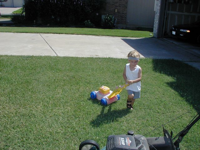 2001/08(August)/Misc/640x480_2001-08-23-Chance-mowing-2.JPG