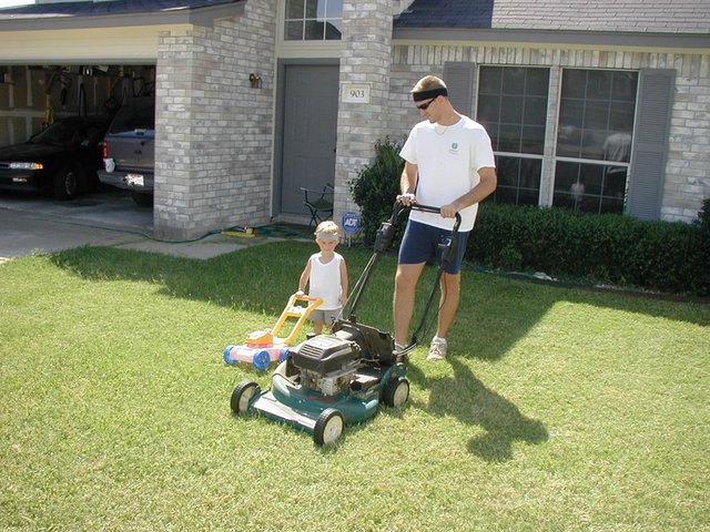 2001/08(August)/Misc/640x480_2001-08-23-Chance-mowing-3-Travis.JPG