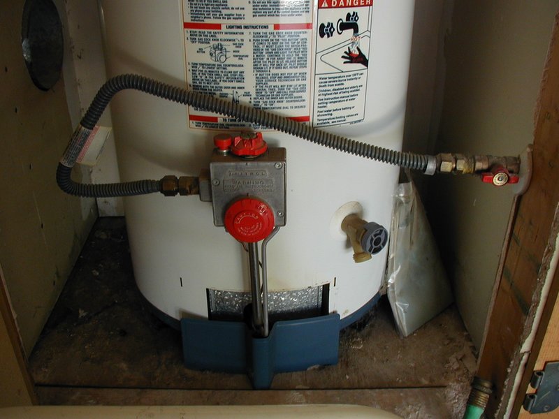 2001/08(August)/Misc/800x600_2001-08-07-waterheater-bottom-1.JPG