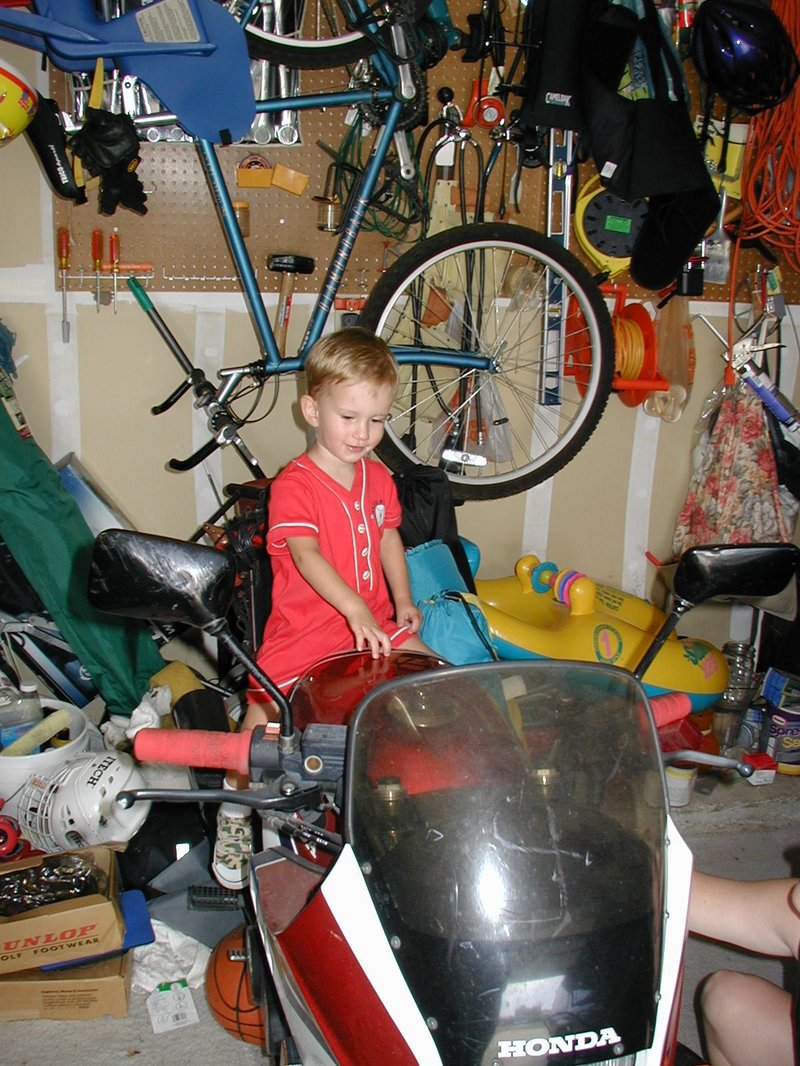 2001/08(August)/Misc/800x600_2001-08-14-08-Chance-on-motorcycle.JPG
