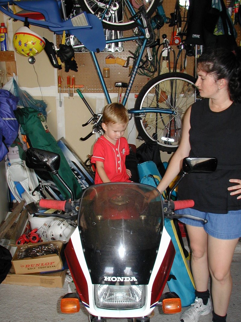 2001/08(August)/Misc/800x600_2001-08-14-09-Chance-on-motorcycle.JPG