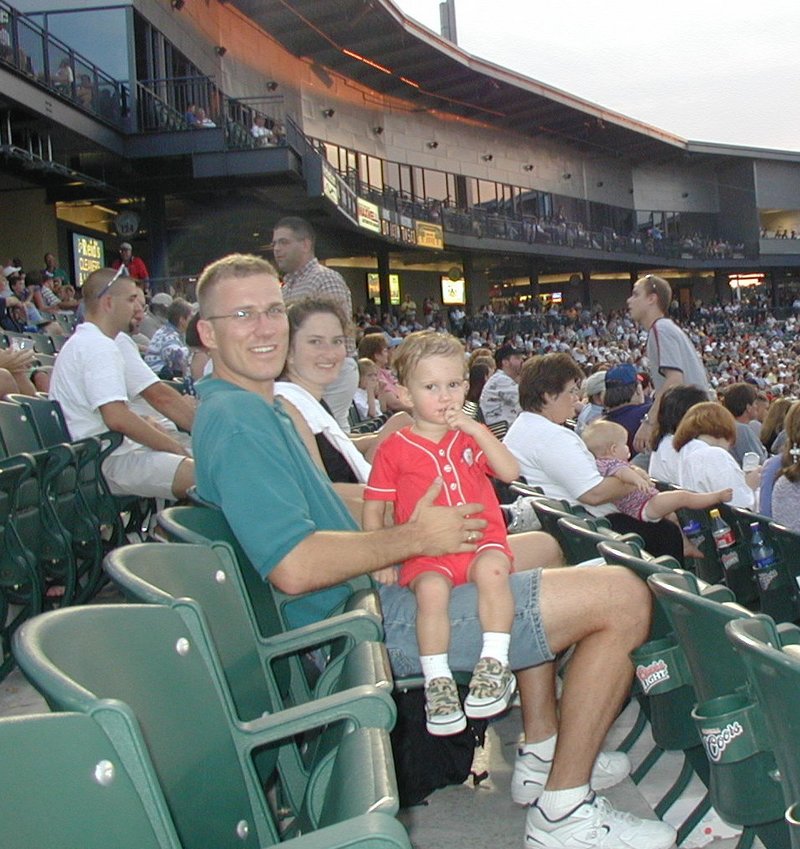 2001/08(August)/Misc/800x600_2001-08-14-12-RoundRock-Express-Travis-Suzi-Chance.JPG