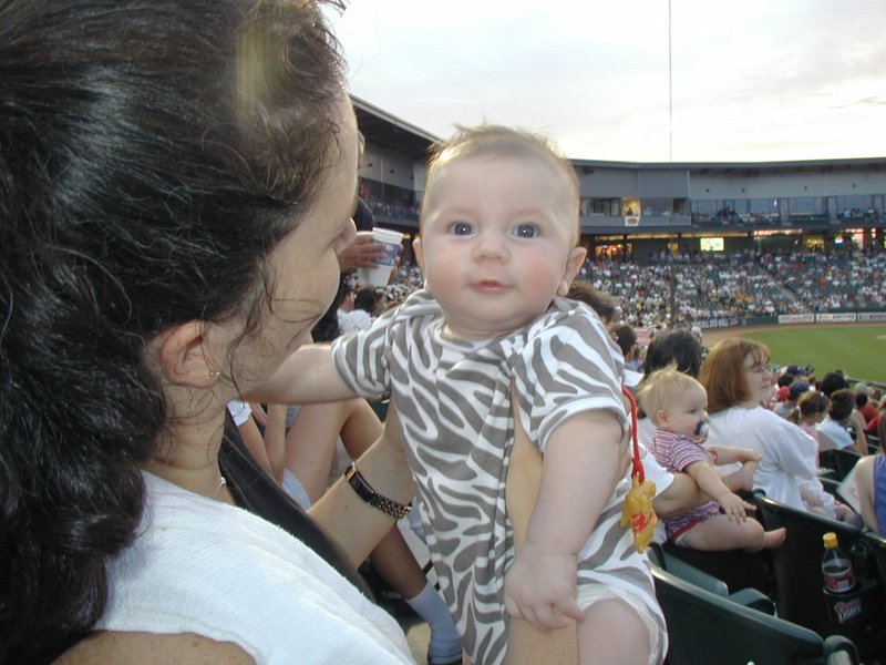 2001/08(August)/Misc/800x600_2001-08-14-19-RoundRock-Express-Suzi-Dax.JPG