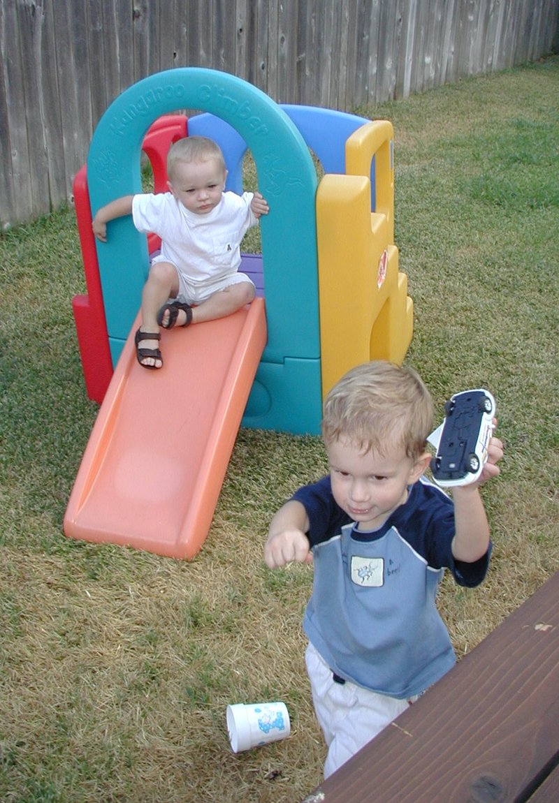 2001/08(August)/Misc/800x600_2001-08-16-Chance-Vale-backyard-2.jpg