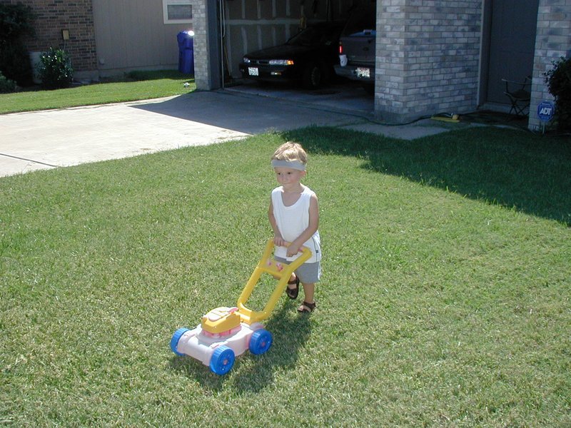 2001/08(August)/Misc/800x600_2001-08-23-Chance-mowing-5.JPG