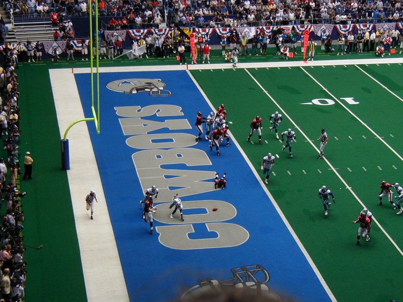2001/09(September)/Cowboys-vs-Buccaneers/800x600_2001-09-09-Cowboys-vs-Buccaneers-16-throwing-it-away.JPG