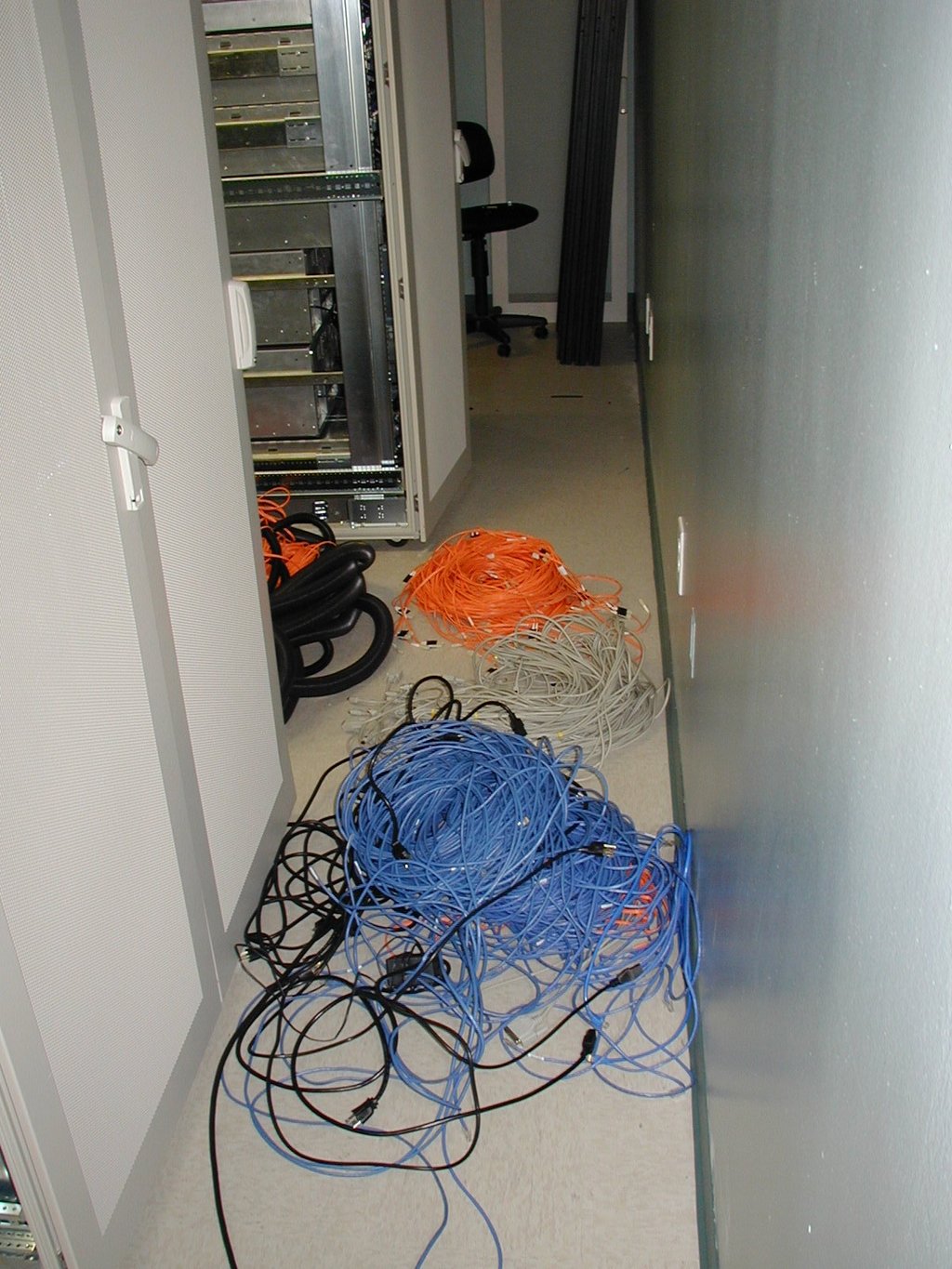 2001/09(September)/Misc/1024x768_2001-09-03-NowDocs-Labor-Day-move-from-Broadwing-1-Cable-mess.jpg