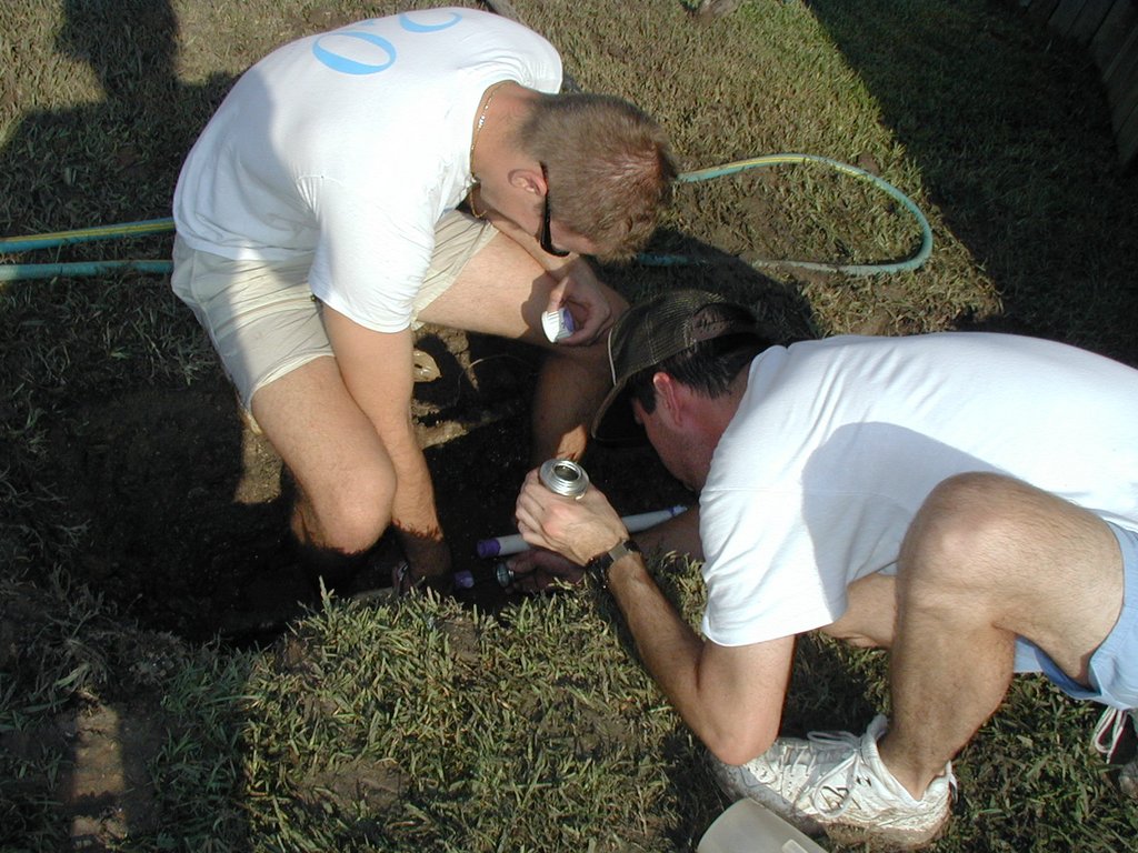 2001/09(September)/Misc/1024x768_2001-09-03-Travis-Stan-fixing-broken-water-pipe-Labor-Day-6.JPG