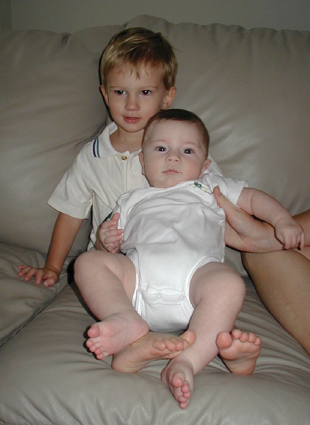2001/09(September)/Misc/1024x768_2001-09-16-Chance-Dax-on-couch-1.JPG