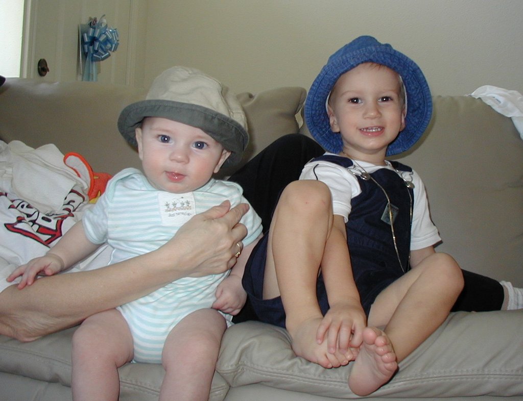 2001/09(September)/Misc/1024x768_2001-09-28-Chance-Dax-hats-4.JPG