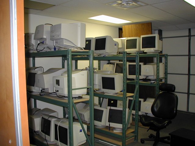 2001/09(September)/Misc/640x480_2001-09-03-NowDocs-Labor-Day-move-from-Broadwing-4-back-dock.jpg