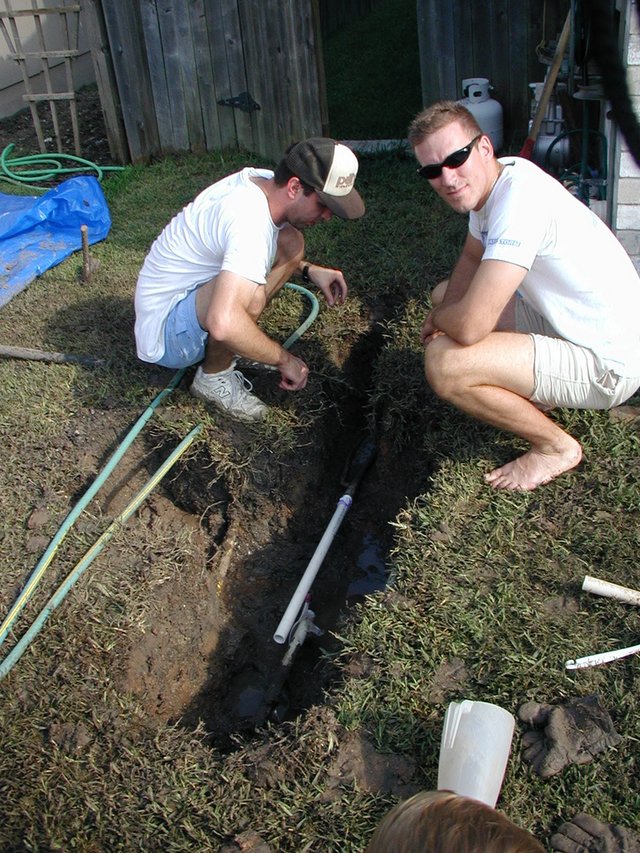 2001/09(September)/Misc/640x480_2001-09-03-Travis-Stan-fixing-broken-water-pipe-Labor-Day-1.JPG