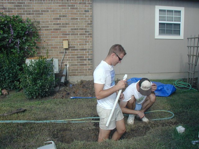 2001/09(September)/Misc/640x480_2001-09-03-Travis-Stan-fixing-broken-water-pipe-Labor-Day-3.JPG