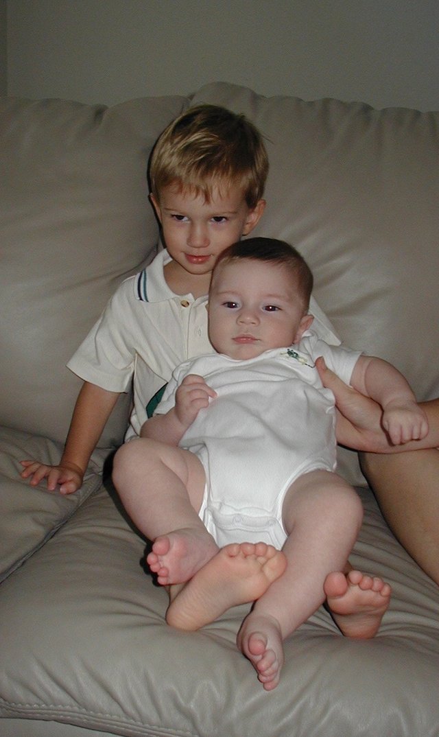2001/09(September)/Misc/640x480_2001-09-16-Chance-Dax-on-couch-2.JPG