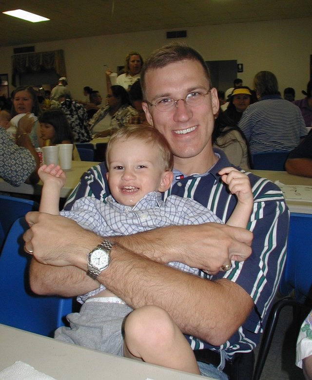 2001/09(September)/Misc/640x480_2001-09-30-Church-fair-3-Travis-Chance.JPG
