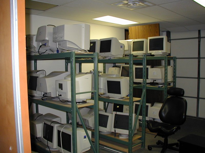 2001/09(September)/Misc/800x600_2001-09-03-NowDocs-Labor-Day-move-from-Broadwing-4-back-dock.jpg
