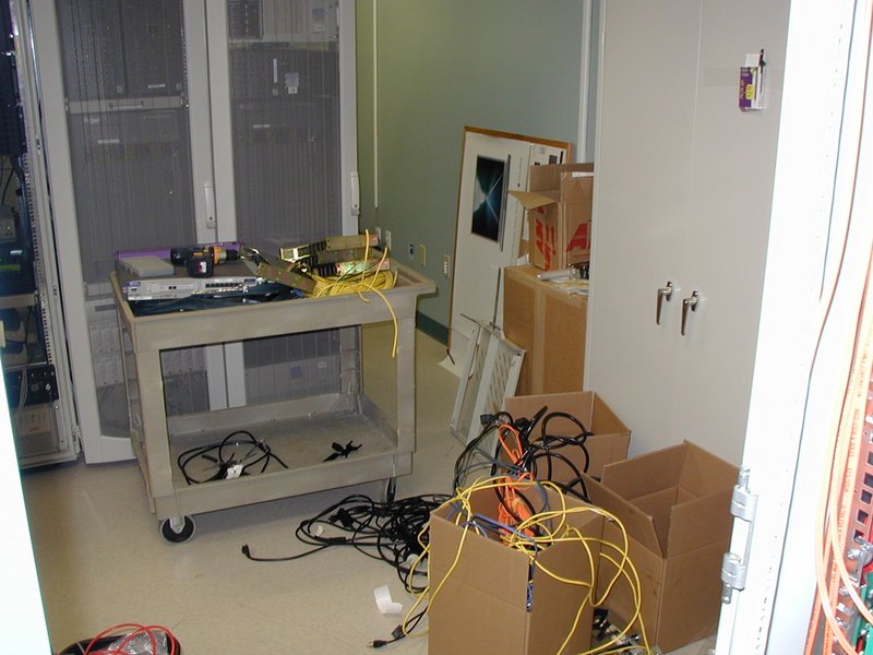 2001/09(September)/Misc/800x600_2001-09-03-NowDocs-Labor-Day-move-from-Broadwing-5-server-room.jpg