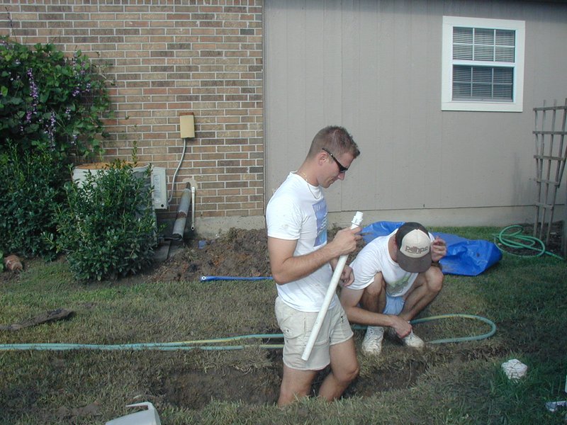 2001/09(September)/Misc/800x600_2001-09-03-Travis-Stan-fixing-broken-water-pipe-Labor-Day-3.JPG
