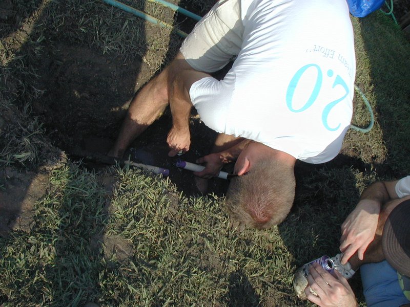 2001/09(September)/Misc/800x600_2001-09-03-Travis-Stan-fixing-broken-water-pipe-Labor-Day-4-cleaning-pvc.JPG