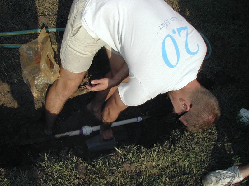 2001/09(September)/Misc/800x600_2001-09-03-Travis-fixing-broken-water-pipe-Labor-Day-8-all-done.JPG