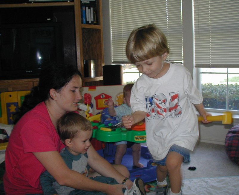 2001/09(September)/Misc/800x600_2001-09-25-Garza-visit-04-Suzi-Chance-Sam.JPG