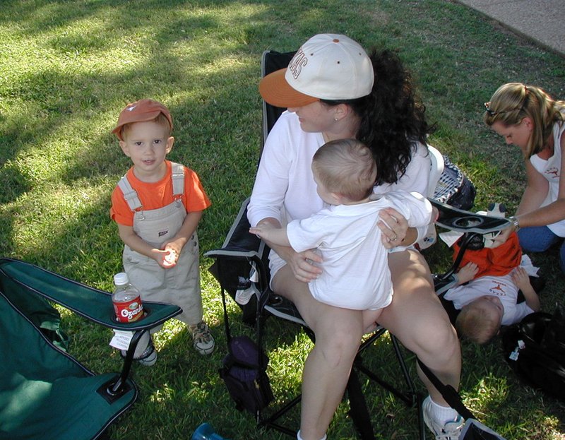 2001/09(September)/Misc/800x600_2001-09-29-Texas-Tailgaters-TxTech-5-Chance-Suzi-Dax.JPG