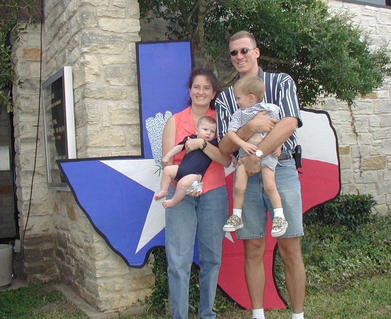 2001/09(September)/Misc/800x600_2001-09-30-Church-fair-8-Suzi-Dax-Travis-Chance.JPG
