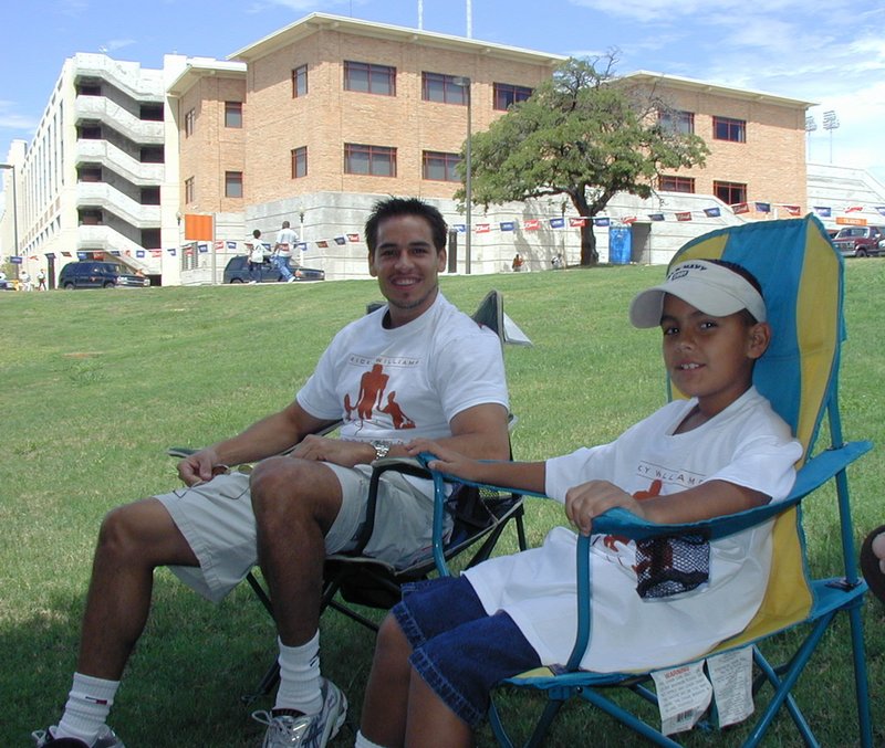 2001/09(September)/TexasTailgaters/2001-09-01-TexasTailgaters-Longhorns-vs-NMSU-Aggies-1-MikeGuerrero-George.JPG