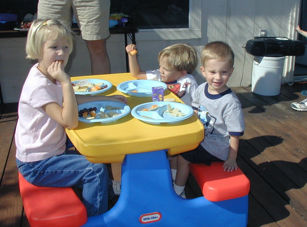 2001/10(October)/Chance-Bday/1024x768_2001-10-07-Chance-Bday-05-Megan-Jack-Chance.JPG