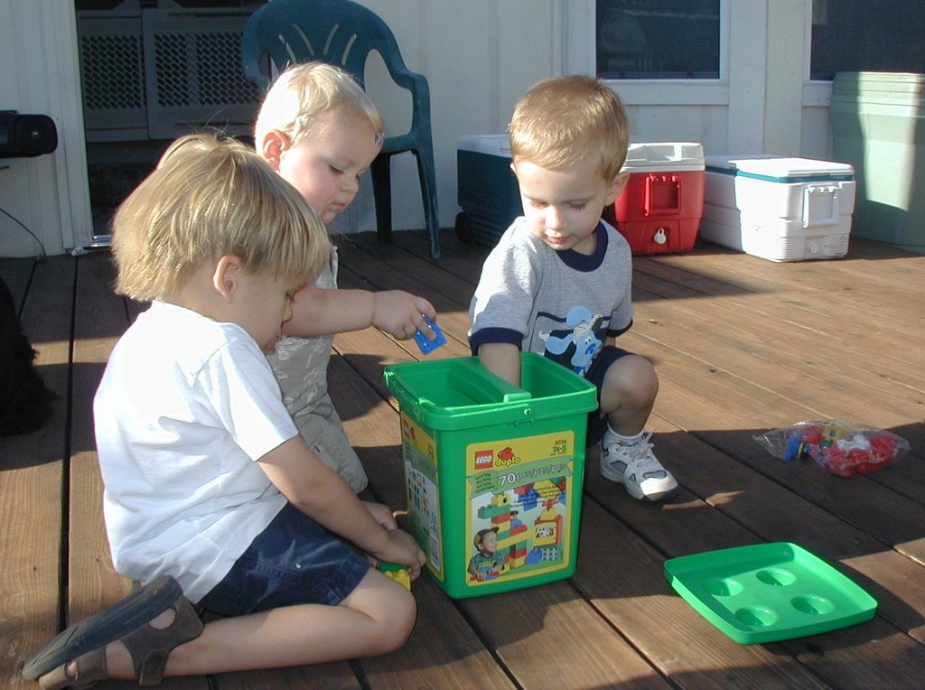 2001/10(October)/Chance-Bday/1024x768_2001-10-07-Chance-Bday-26-Jack-Zen-Chance-legos.JPG