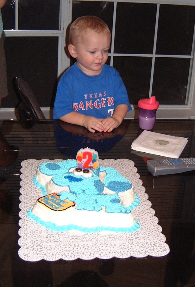 2001/10(October)/Chance-Bday/640x480_2001-10-05-Chance-Bday-03-Vale-Cake.JPG