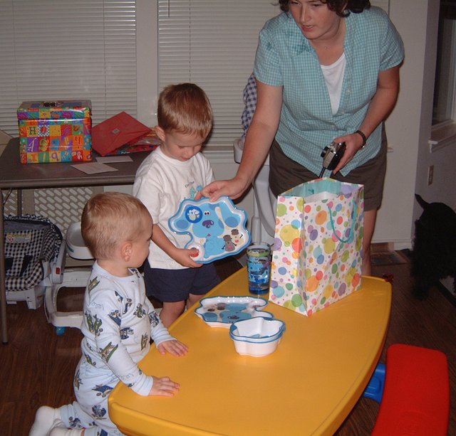 2001-10-05-Chance-Bday-10-Vale-Chance-BluesClue-Plates-Suzi.JPG